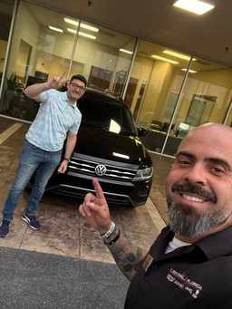 Cliente satisfeito com a compra do carro nos EUA, ao lado do David